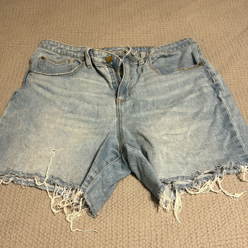 Universal Thread Cutoff Jeans
